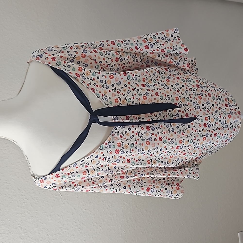Floral V-Neck Women's Top NWT - Picture 4 of 10